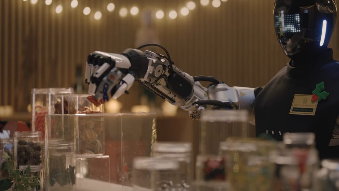 Robot HMND 01 Alpha podejmuje świąteczne wyzwanie i robi to w iście filmowym stylu