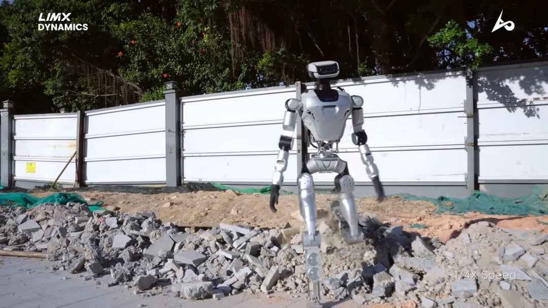 Humanoidalny robot Oli z gracją balansuje po nierównym podłożu. Gruz i skały mu nie straszne