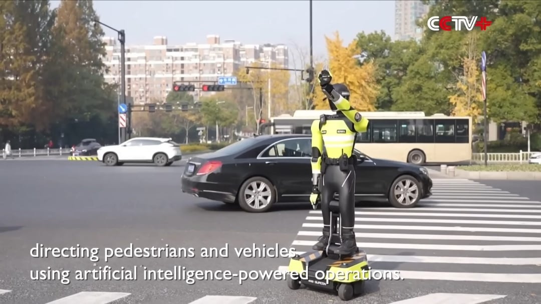 Nowy policjant na skrzyżowaniu. Chiny wprowadzają humanoidalnego robota do kontroli ruchu