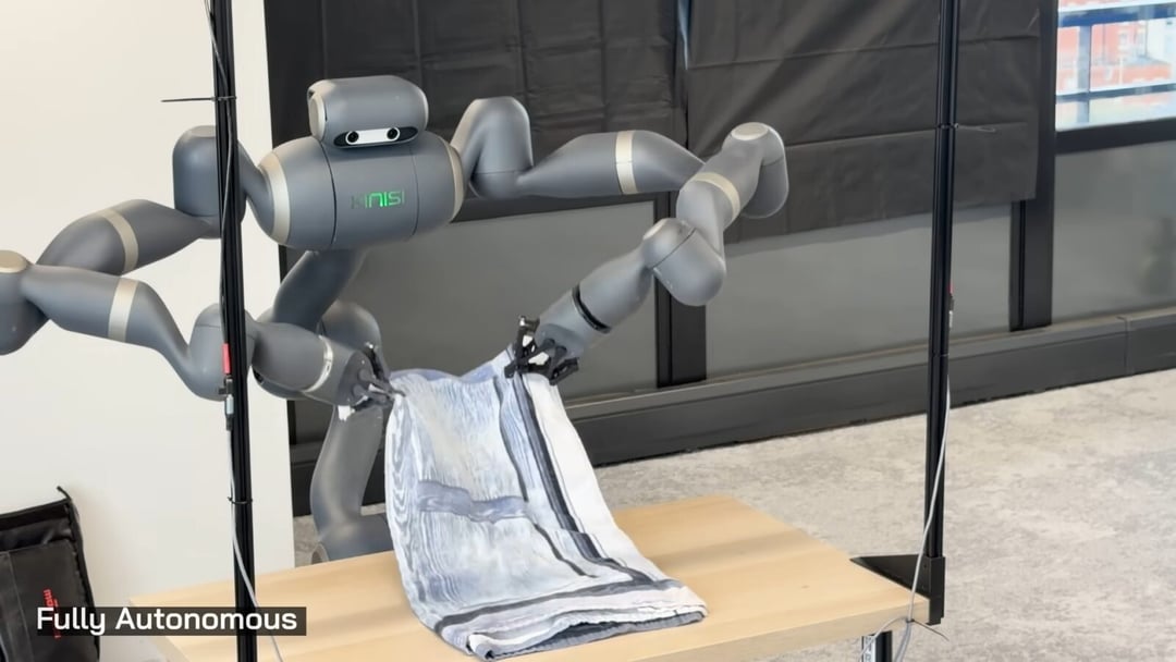 Robot KR-1 uczy się składać ręczniki. To wcale nie takie proste zadanie