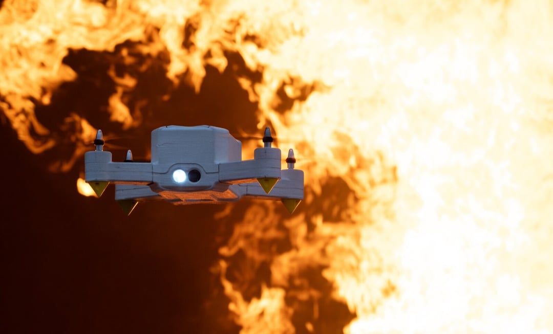 FireDrone to robot, który wyręczy strażaków w najgorszych momentach