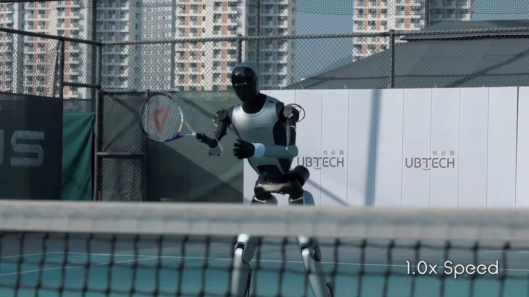 Walker S2 od UBTech pokazuje, że humanoidy radzą sobie nawet na korcie