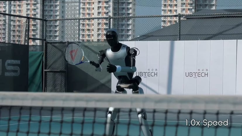 Walker S2 od UBTech pokazuje, że humanoidy radzą sobie nawet na korcie
