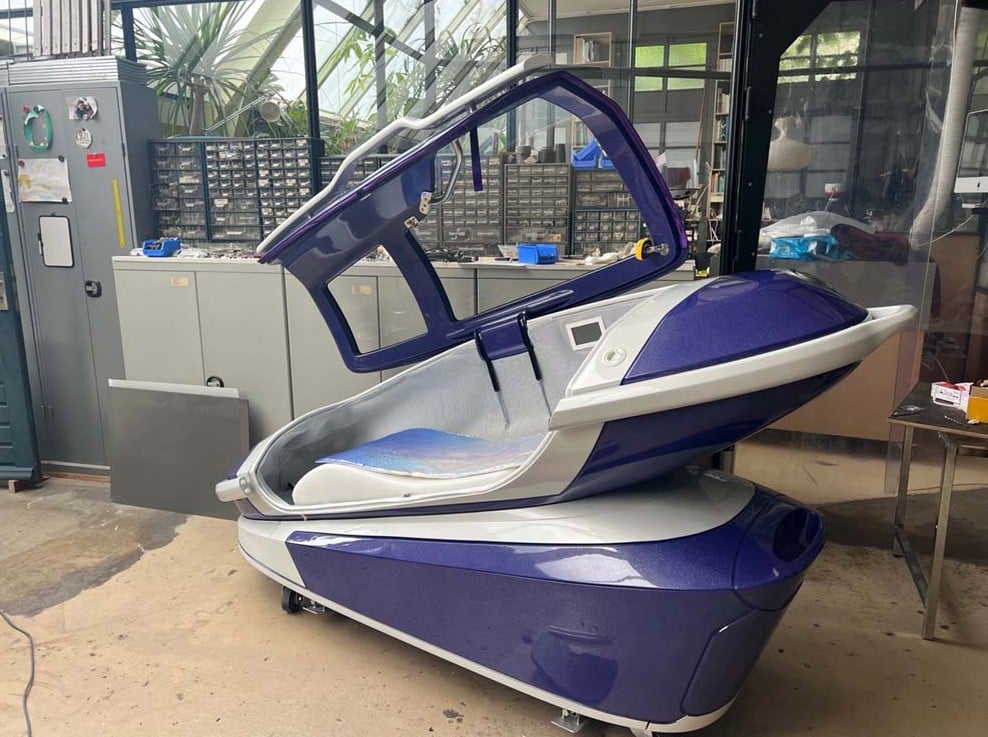 AI jako sędzia ostateczny? Kontrowersyjny test psychologiczny w kapsule Sarco