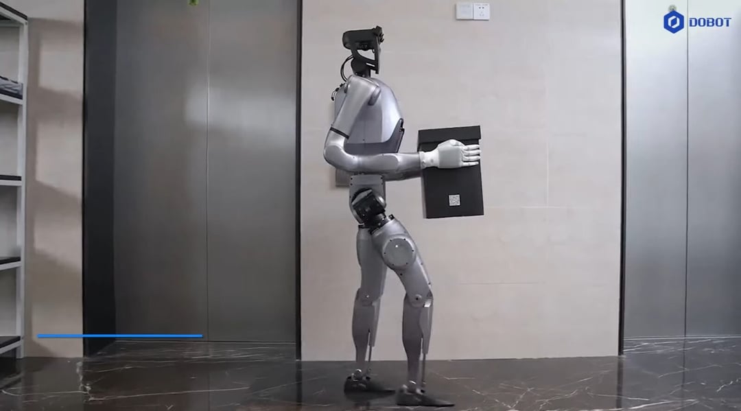 Dobot Atom wchodzi do fabryk. Chińskie humanoidy zaczynają realną pracę