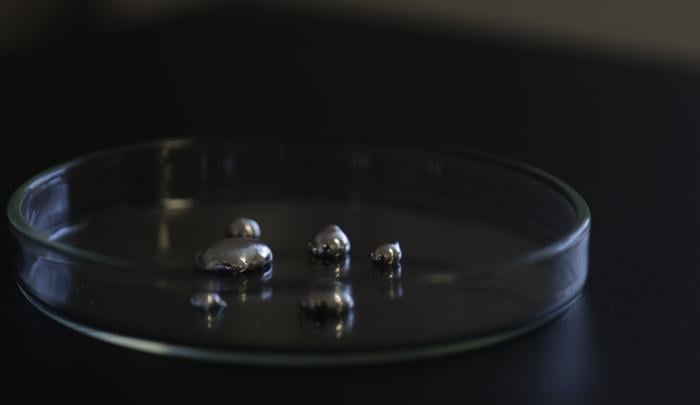 Metal topi się w dłoni, a napędzi ogniwa jutra? Nowa metoda produkcji wodoru wygląda obiecująco