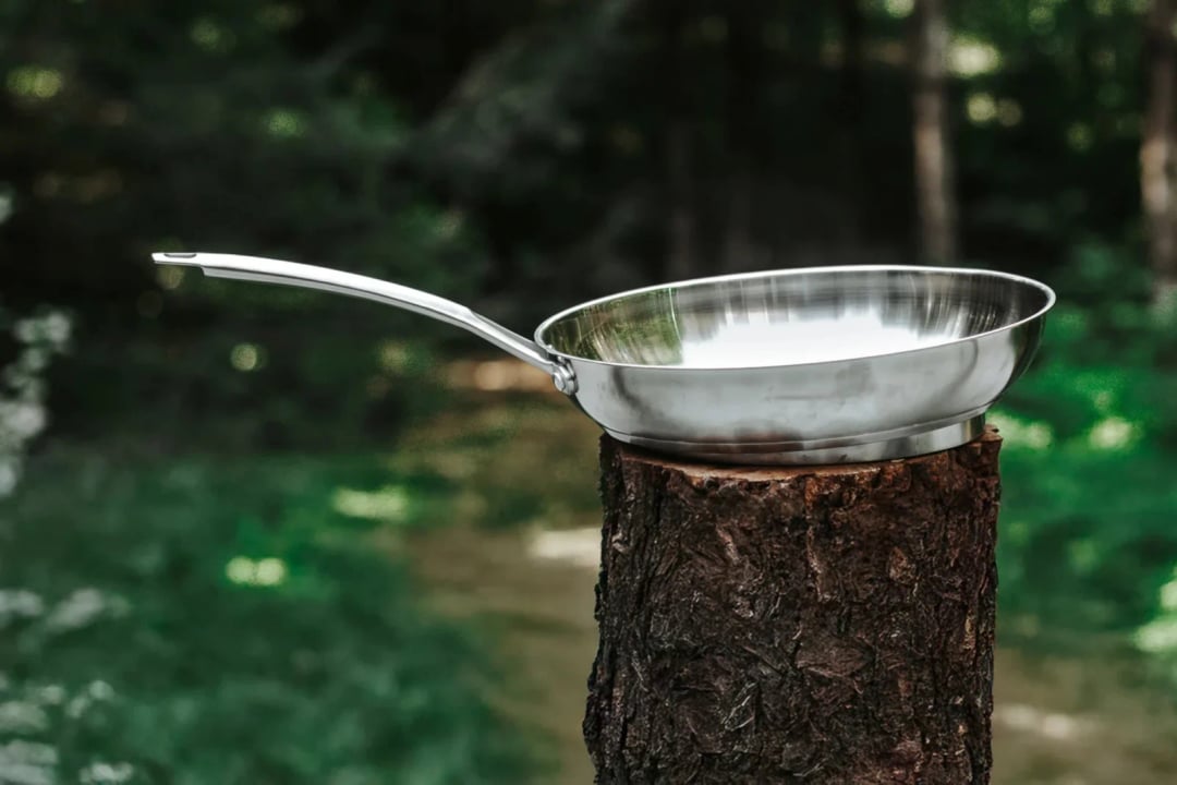 Jedna patelnia, trzy temperatury. Kuchenny trik, który może skrócić gotowanie bez elektroniki