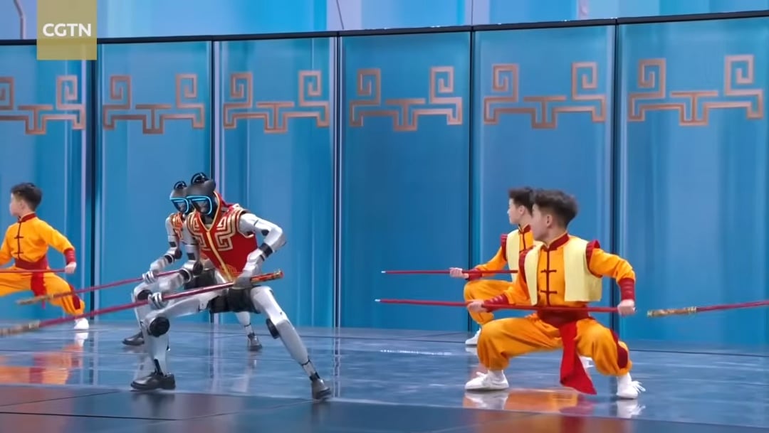 Pokaz pijanych mistrzów. Humanoidy Unitree podbijają chińską scenę narodową