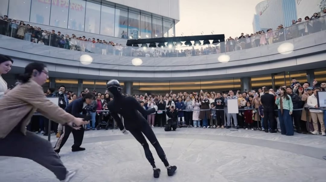 Xpeng IRON w blasku fleszy. Humanoid, który uczy się na własnych upadkach