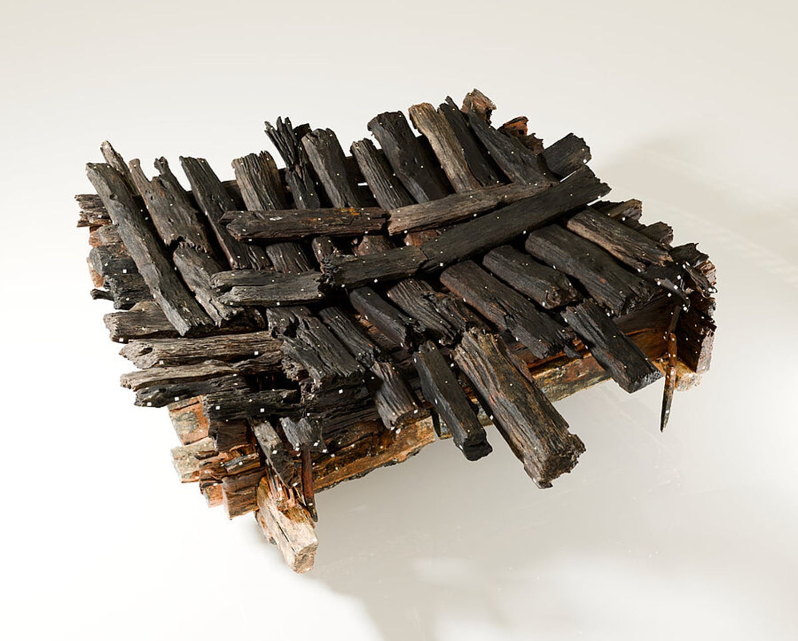 Łupieżcy grobów przegapili istotny szczegół. Dzięki temu te artefakty przetrwały 2600 lat