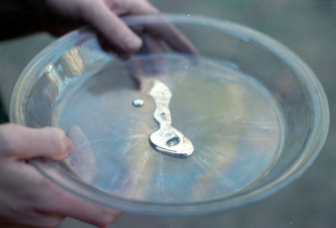 Metal, który topi się w dłoni, właśnie znowu zepsuł chemikom porządek