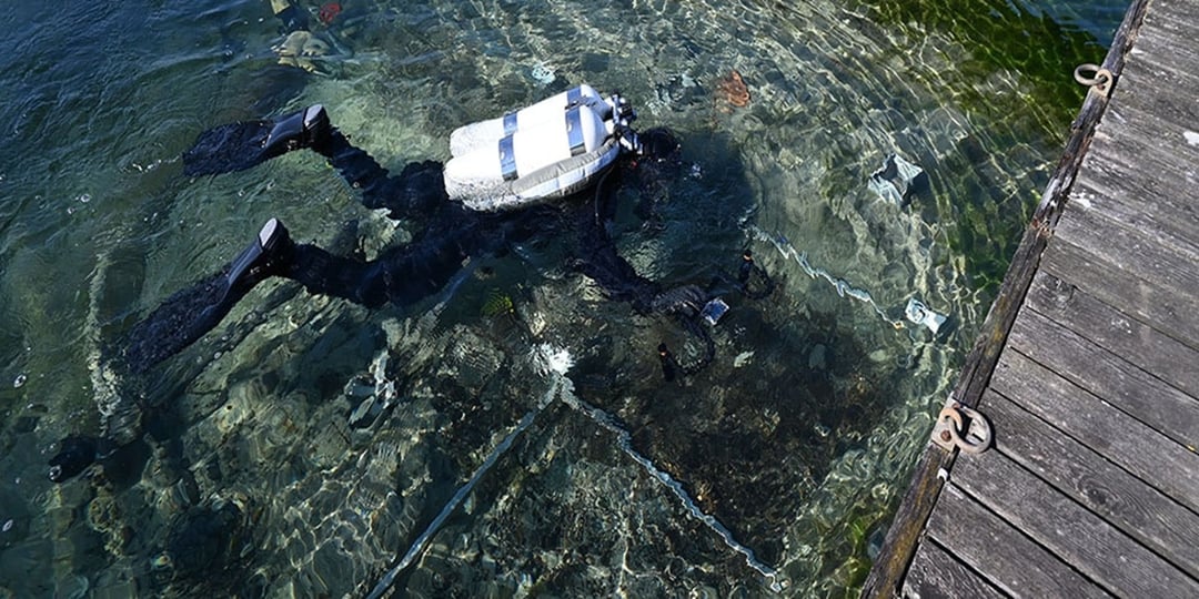 Pod wodą spoczywała fenomenalnie zachowana siekiera. To ewenement dla europejskiej archeologii