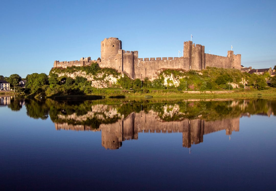 Archeolodzy nie mogli uwierzyć w to, co kryło się pod średniowiecznym zamkiem. Komora ze śladami życia sprzed 100 tysięcy lat