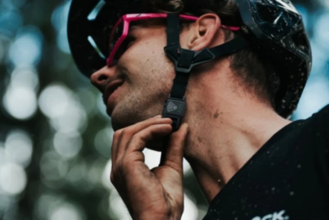 Klamra kasku może pomóc po wypadku. Fidlock pokazuje sprytny pomysł dla rowerzystów