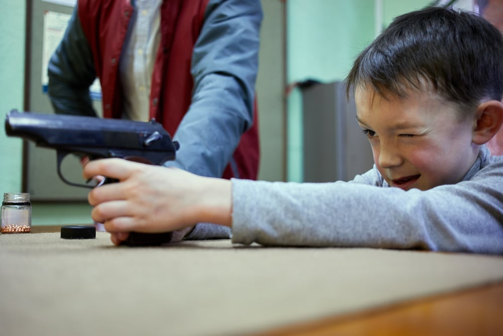 Dostęp do broni: utrudnić czy ułatwić?