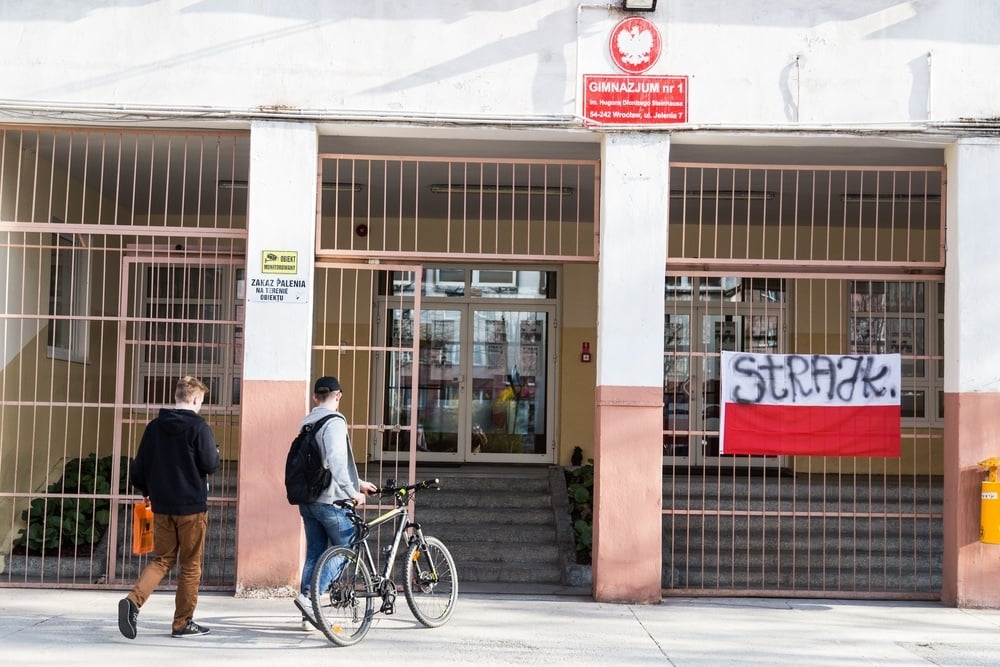 Wszyscy jesteśmy nauczycielami. W imadle wysiłku i groszowej pensji. Felieton Łukasz Orbitowskiego