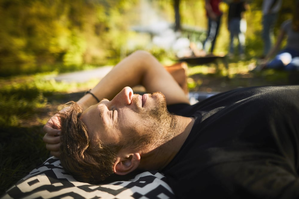 Niby siedzisz na plaży, ale myślami ciągle jesteś w pracy?  Odpoczywaj uważnie
