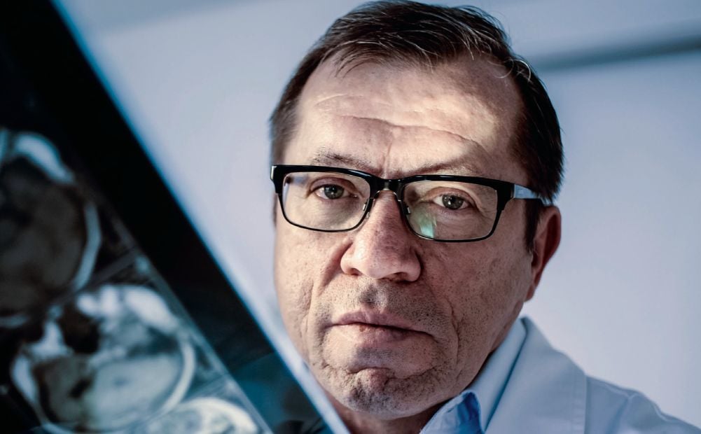 “My czasem wiemy, ile miesięcy życia pozostało pacjentowi”. Wywiad z neurochirurgiem o odwadze