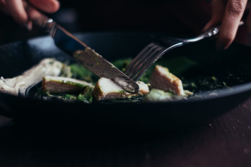 Dieta wysokobiałkowa odchudza, ale..  skraca życie. Wszystko przez te aminokwasy