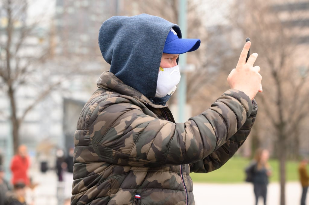 Zaprzeczają istnieniu pandemii. Eksperci: “Korona-denialiści” naprawdę mogą nam zaszkodzić