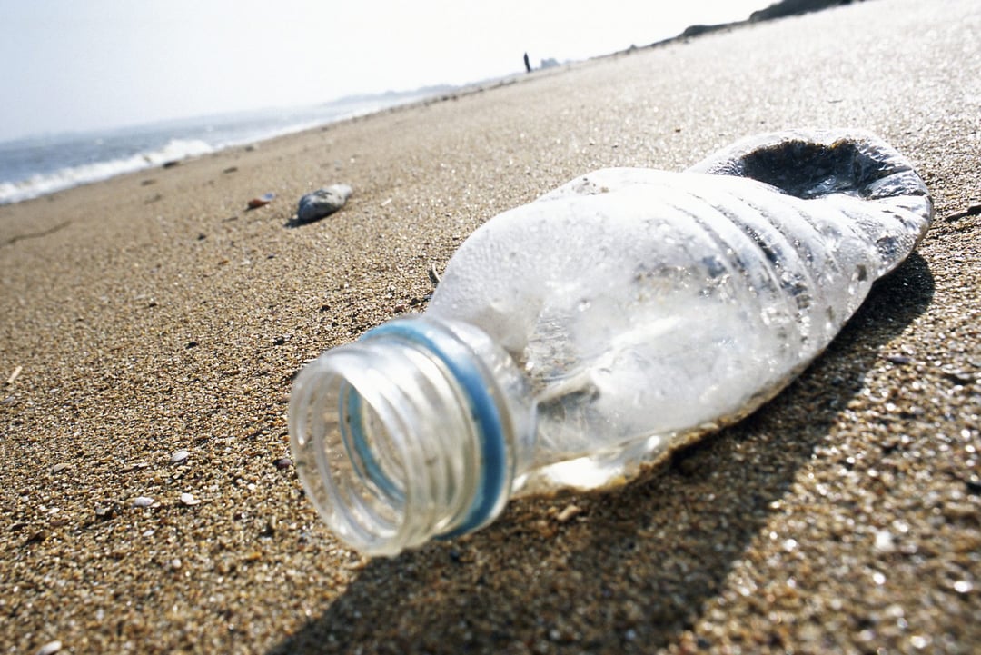 Naukowcy zmutowali bakterię tak, by pożerała plastik. W kilka godzin