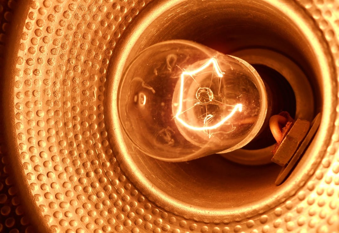 Możesz być szpiegowany nawet przez żarówkę! Historia podsłuchiwania: od jaskiń do laserów