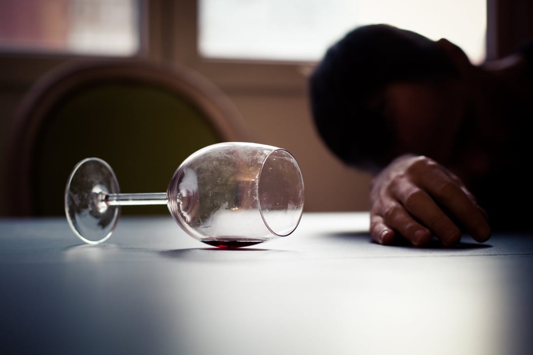 Z czym go nie łączyć? Po czym najgorszy kac? Naukowo o alkoholu [RAPORT]