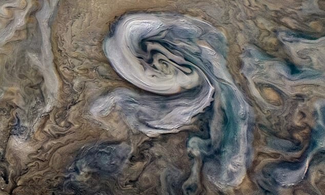 Tropikalne burze na Jowiszu. Naukowcy wiedzą skąd się wzięły?