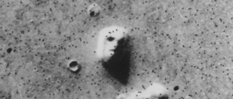 Dlaczego widzimy “twarze” na Marsie? Naukowcy wyjaśnili fenomen zwany “pareidolią”