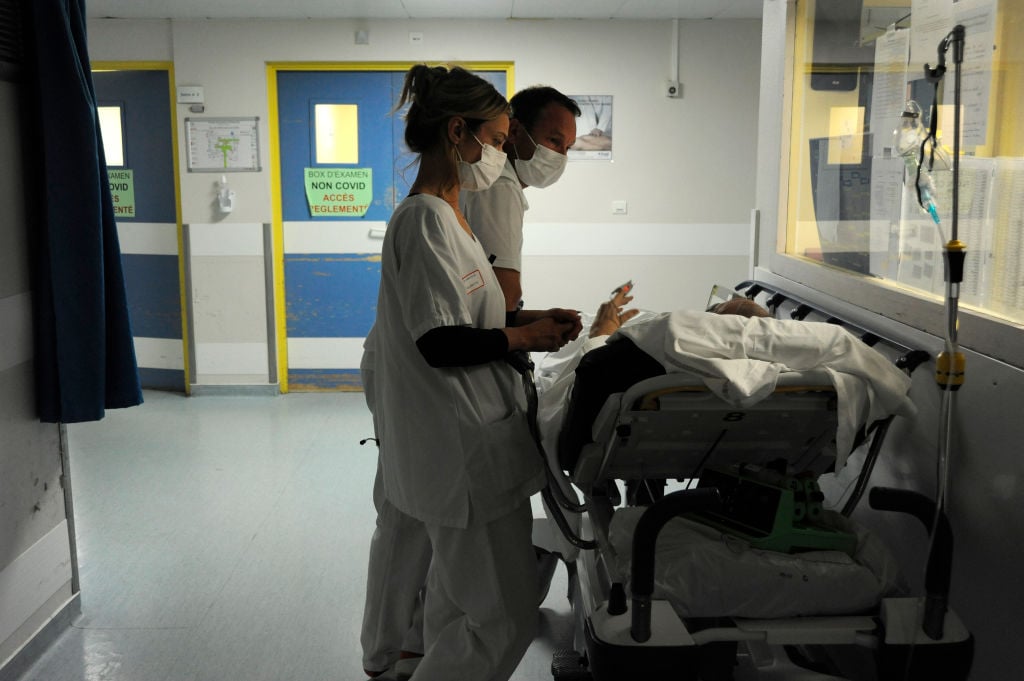 Powtórna infekcja ozdrowiałej z COVID-19. Ekspert: być może to wirus dwufazowy, jak wąglik