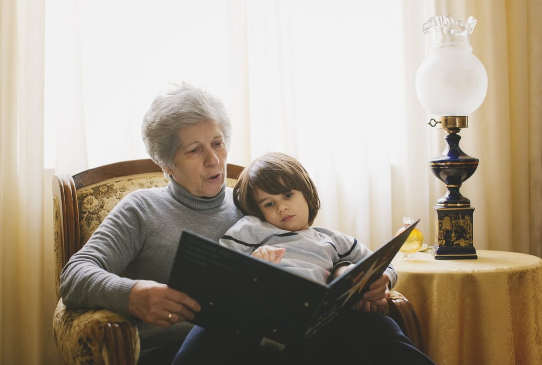 “Babcia plus”? Rząd chce płacić dziadkom za opiekę nad wnukami