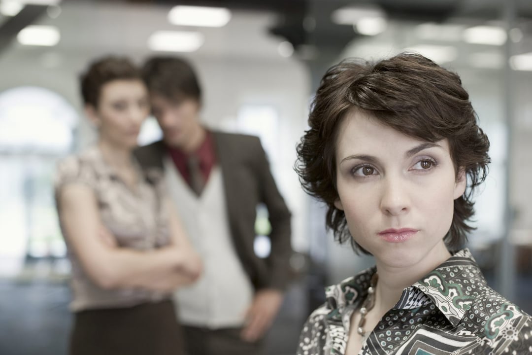 Jak obgadywać innych, przeklinać i narzekać, by nie zrazić do siebie kolegów z pracy?