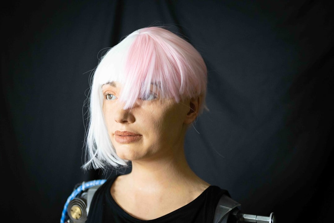 Czy artyści z krwi i kości powinni czuć się zagrożeni? Oto Ai-Da, robot, który tworzy sztukę i odnosi sukcesy