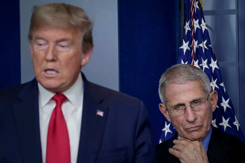prezydent-donald-trump-i-dr-anthony-fauci-dyrektor-narodowego-instytutu-alergii-i-chorob-zakaznych-ktory-sprawial-wrazenie-zazenowanego-wystapieniem-prezydenta-24-03-2020-fot-getty-images