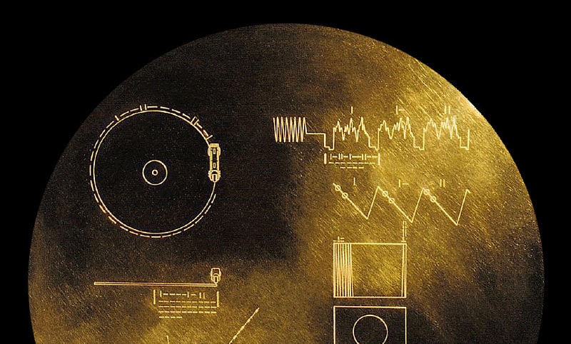 fragment-zlotej-plyty-ktora-zostala-wystrzelona-w-kosmos-razem-z-sonda-voyager-fot-nasa