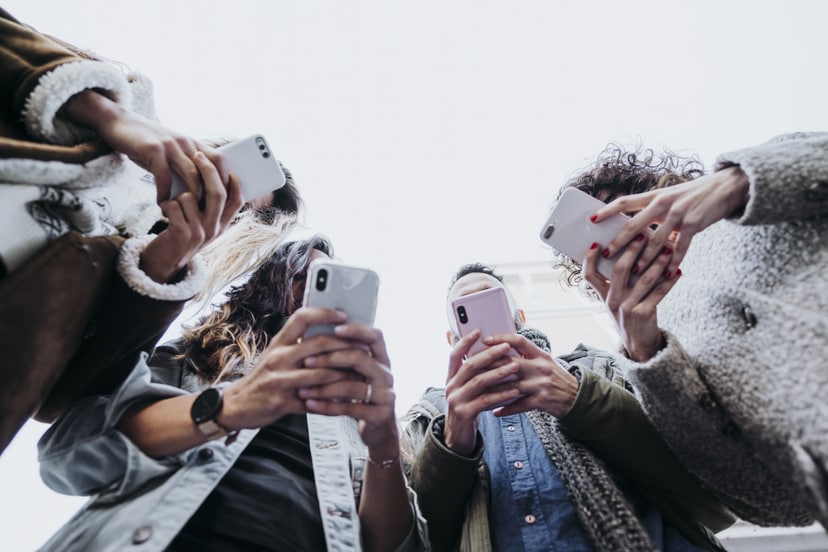 nowe-badania-na-temat-zachowan-w-social-mediach-moga-obalac-teorie-informacyjnej-banki-fot-getty-images