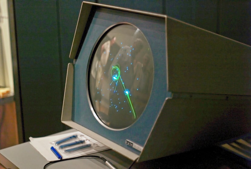 historia-gier-komputerowych-gra-spacewar-na-komputerze-pdp-1-w-computer-history-museum-fot-wikimedia-commons