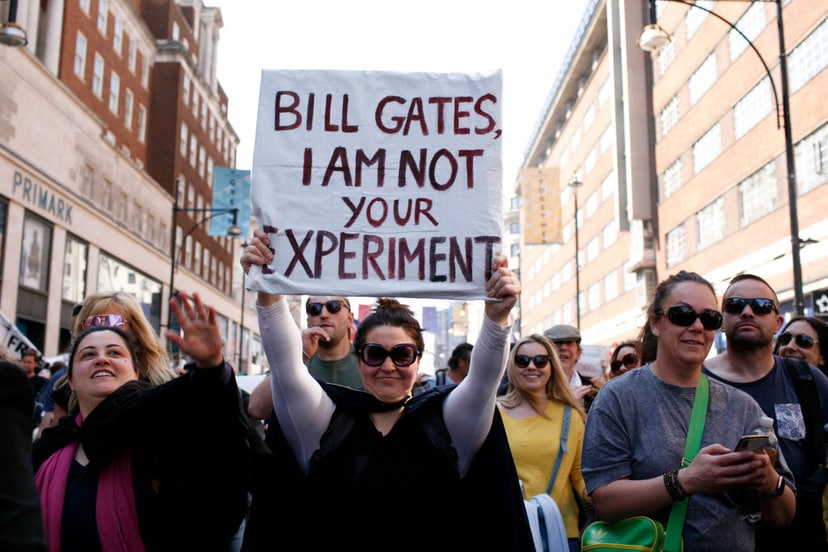 jedna-z-teorii-spiskowych-mowi-ze-za-szczepienia-odpowiada-bill-gates-ktory-chce-zaczipowac-wszystkich-ludzi-fot-getty-images