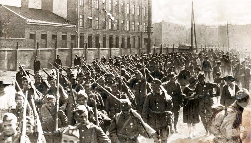piechota-polska-w-marszu-na-front-przed-bitwa-warszawska-fot-wikipedia-centralne-archiwum-wojskowe-domena-publiczna