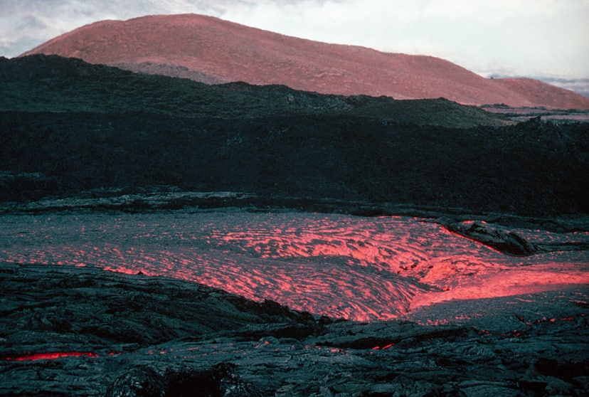 mauna-loa-to-wulkan-tarczowy-typ-wulkanu-o-szerokim-i-splaszczonym-stozku-o-kacie-nachylenia-nie-wiekszym-niz-80-tu-w-czasie-wybuchu-z-1984-roku-fot-getty-images