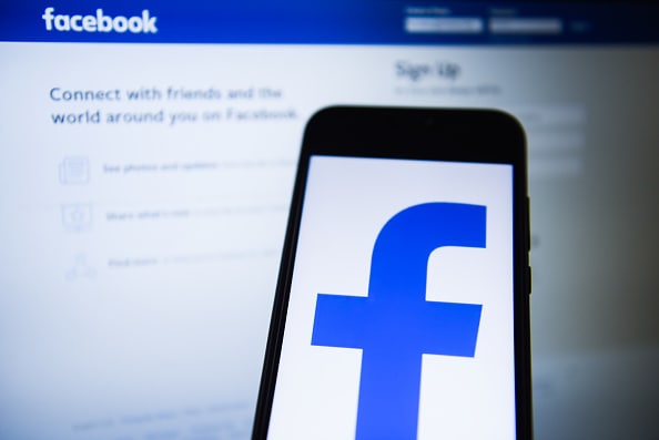 pandemia-klamstw-boty-sieja-dezinformacje-na-facebooku-fot-omar-marques-sopa-images-lightrocket-via-getty-images