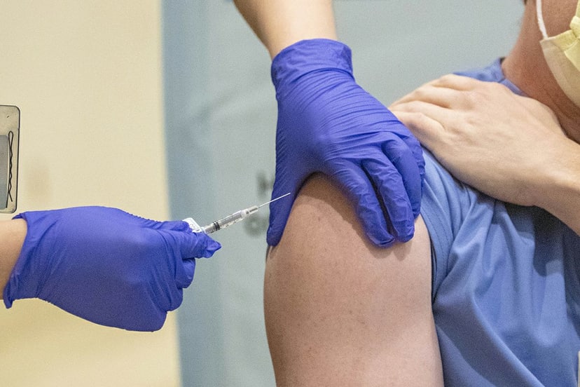 co-daje-lepsza-odpornosc-na-covid-19-przechorowanie-czy-szczepionka-zaskakujace-wyniki-badan-fot-aleya-spielman-ucla-health