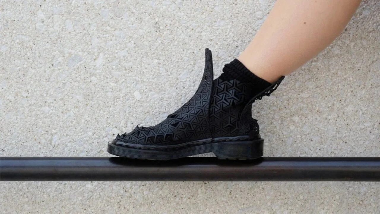 Ten but dostosowuje się do stopy noszącego, ale nie powstaje w zwyczajny sposób