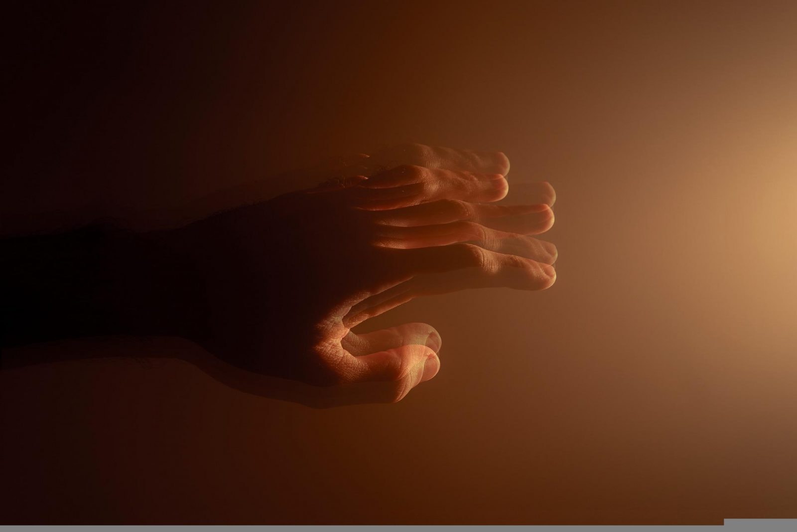 Drżenie rąk to tylko jeden z objawów choroby Parkinsona /Fot. Pixabay
