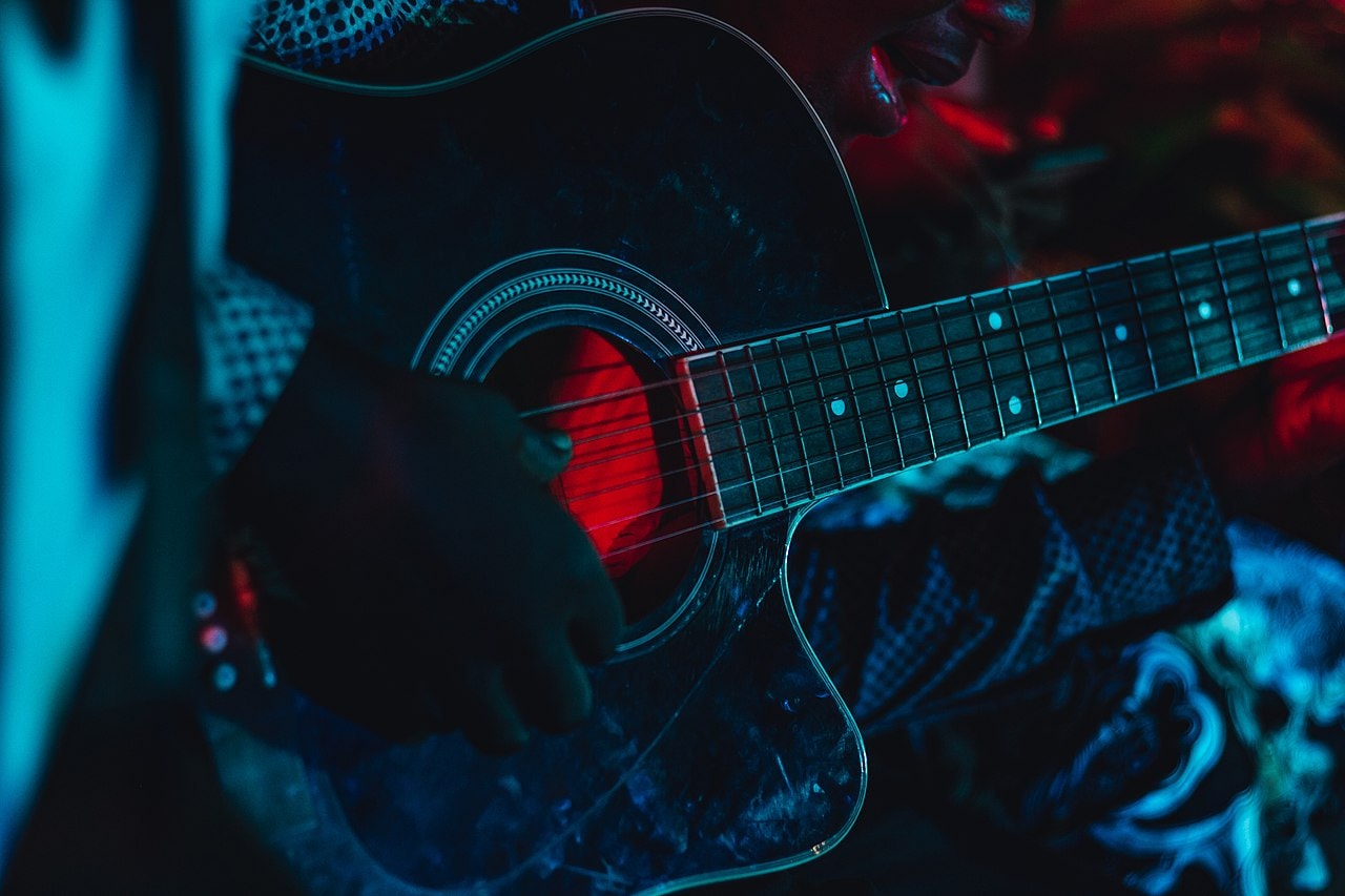 Muzyka i jej sekrety. To dlatego niektóre piosenki wyciągają nas na parkiet