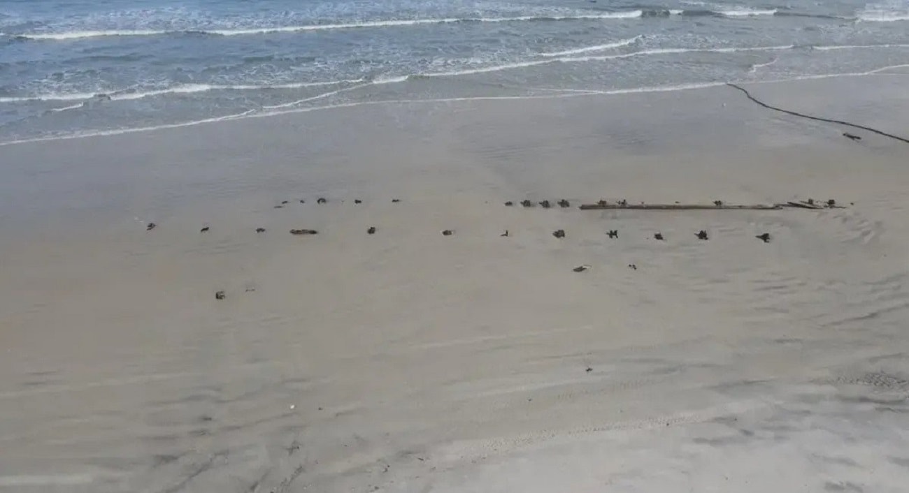 Na plaży pojawiła się tajemnicza struktura. Odsłoniły ją huragany 