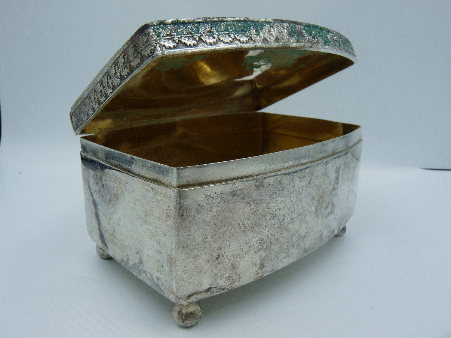 Niesamowite znalezisko w Łodzi. W czasie remontu natrafili na przedwojenne przedmioty