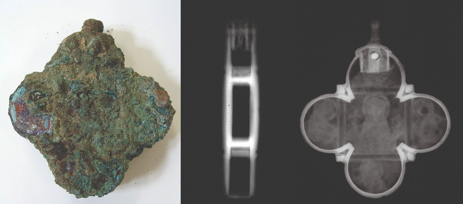 Trafił na śmietnik, choć zawiera cenne szczątki. Średniowieczny wisiorek spotkał nieciekawy los