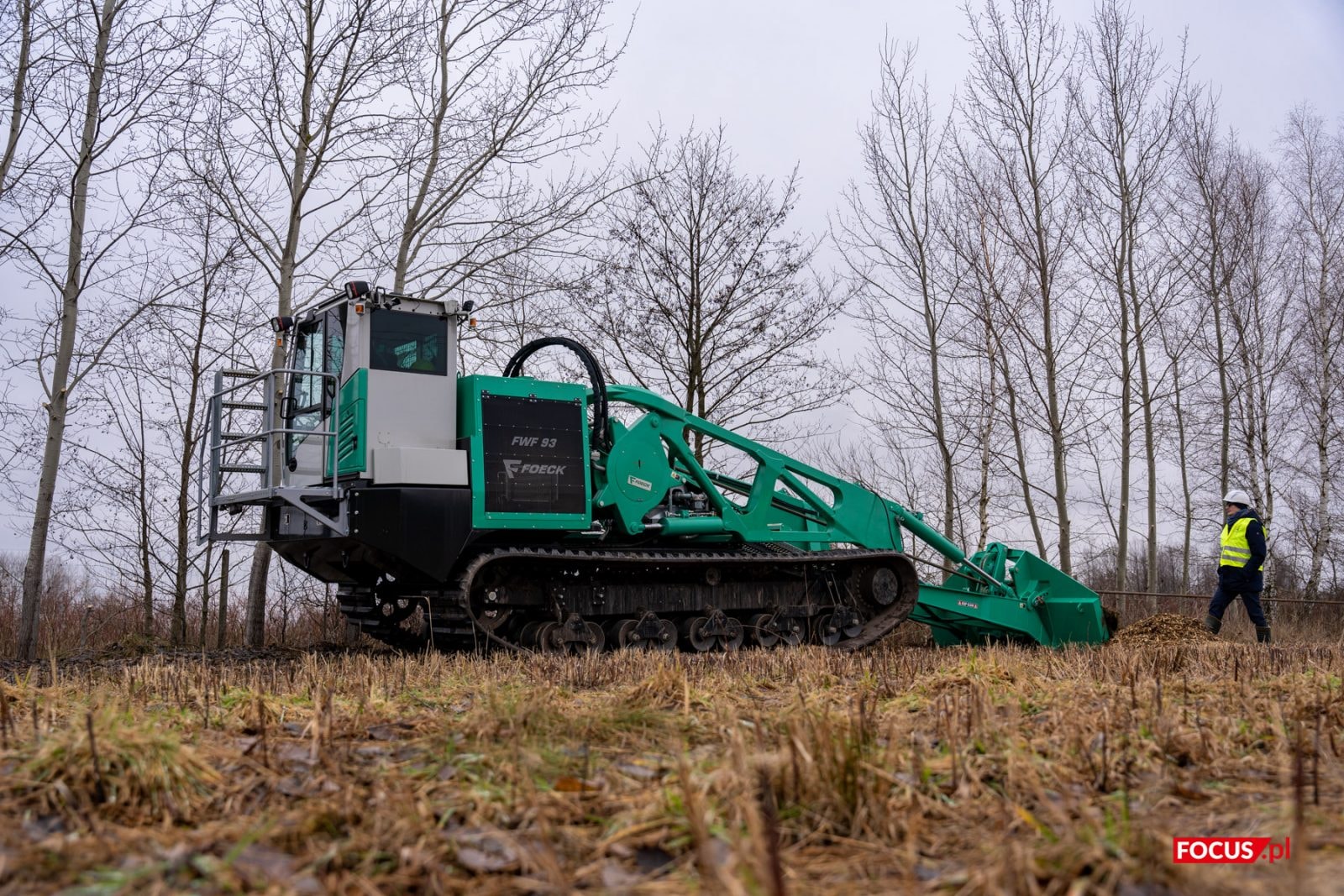 PGE Dystrybucja chowa kable energetyczne pod ziemią. Ta maszyna robi to znacznie szybciej niż tradycyjną metodą
