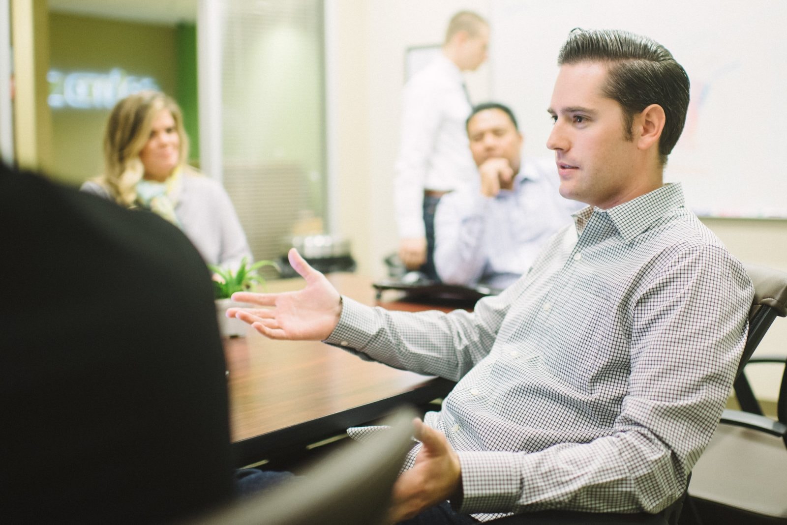 Niektóre osoby tracą swój akcent. Naukowiec wymienia przyczyny tego zjawiska 